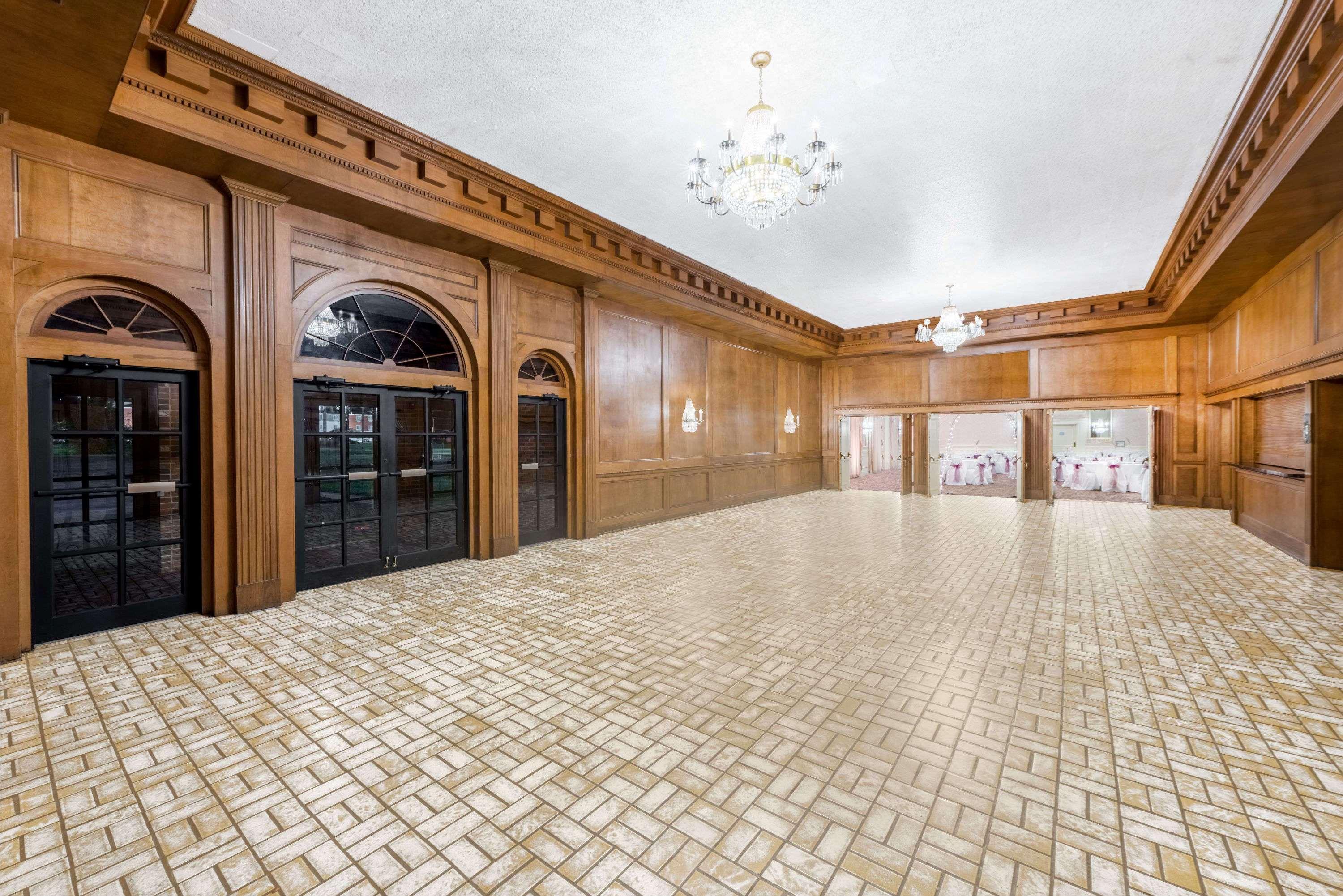 Howard Johnson By Wyndham Hotel Burlington