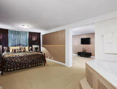 Howard Johnson By Wyndham Hotel